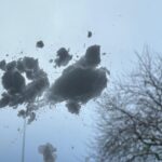 sneeuwbal tegen raam